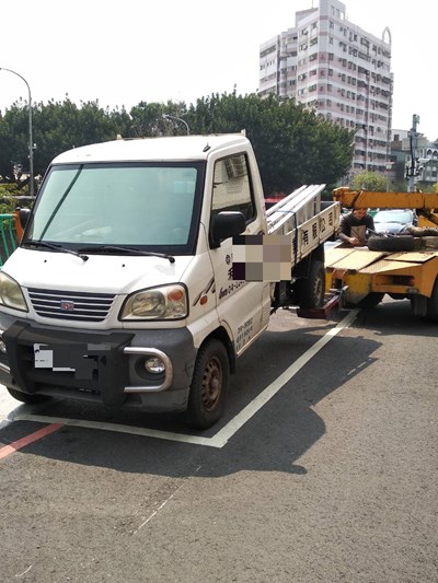 交通局針對積欠台中市停管處停車費的車子停在公有車格內,以違反「台中市公有停車場管理自治條例」第5條第1項第5款規定進行拖吊