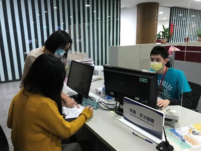 就業服務員協助民眾辦理求職登記
