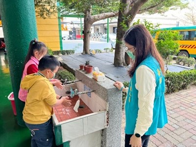 防疫人員輔導園所洗手設備及瞭解小朋友正確來洗手