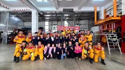 鉦生股份有限公司捐贈臺中市消防局救援訓練平台,今(14)日由董事長蔣國欽率員工出席捐贈典禮
