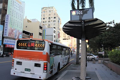 黃色笑臉鈴鐺帶來暖心日常,按下服務鈴視同招手攔車,大眾運輸舒適又安全