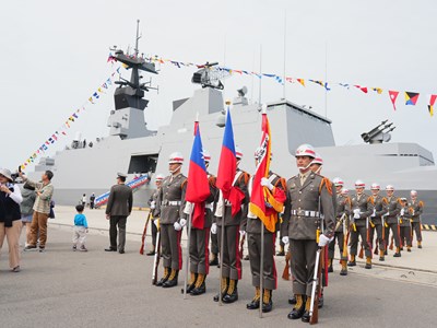 海軍敦睦艦隊新一代兵力軍艦抵台中港