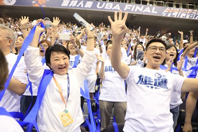 史無前例四連霸!「學姐」盧市長北上UBA決賽力挺母校政大:各地校友齊聚加油