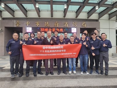 113年度參訪美國西雅圖急救制度，行前簡任技正楊純凱代表局長為同仁打氣。