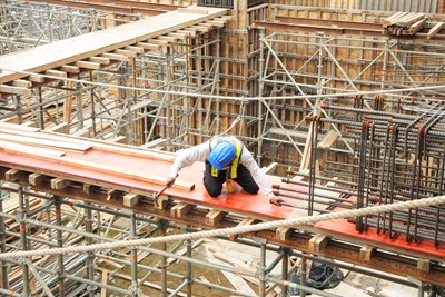 勞工於國定假日出勤,工資應加倍發給 (2)