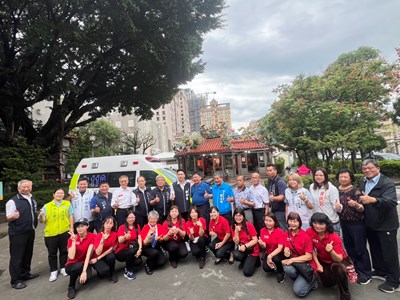 臺中市溝墘福德廟捐贈高頂救護車及救護器材,昨(31)在溝墘福德廟前廣場舉行