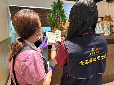 稽查人員假日前往各南洋料理餐廳進行衛生稽查,加強作業場所及製程衛生