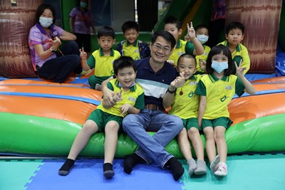 大鵬國小-將氣墊搬進校園，讓孩子享受彈跳的自由