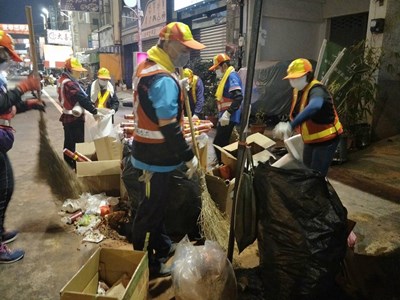 環保志工跟著大甲媽祖遶境路線沿街清掃1