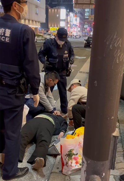 路上一位婦人突然倒臥在路上,正在大阪旅行的台中消防員路過,上前進行評估脤博