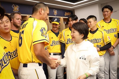 市長盧秀燕賽前在運動局長李昱叡陪同下至球場休息室,向全體球員加油打氣