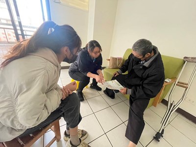 長輩透過換居專案,能入住到友善生活的社宅。照片為包租代管業者向民眾說明出租與承