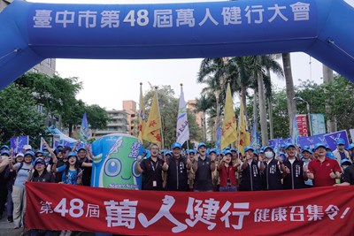 出發儀式由鄭副市長與邵董事長共同主持,運動局長李昱叡陪同,帶領民眾一起走出戶外