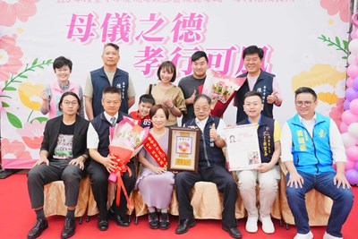 中市北區表揚36位模範母親,民政局長代表市長盧秀燕頒發「母儀之德」獎牌
