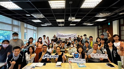勞工局與台灣美光及逢甲大學與學員開訓大合照