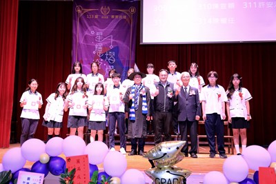 台中市立大甲高中今(3)日舉辦了一場別開生面的畢業典禮，以「魔法學院」為主題