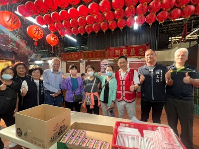 經發局長張峯源至東興民有零售市場視察物調券發放情形