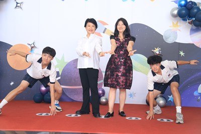 市長盧秀燕對學生們俏皮拍照姿勢現學現賣、照單全收,現場氣氛溫馨熱絡