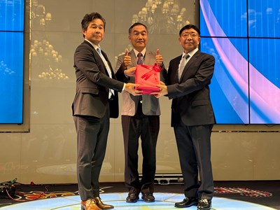 臺中市不動產聯盟協會理事長交接典禮,由副市長黃國榮(中)擔任監交人,第五屆吳本源理事長(左)交棒給第六屆蘇興民理事長(右)。