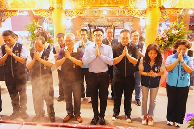 鄭副市長(右一)、江副院長(中)及民政局長(左二)前往玉闕朝仁宮參拜祈福
