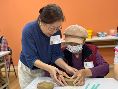 達人傅櫻梅老師參與社福活動 與失智家庭分享捏陶樂趣_0