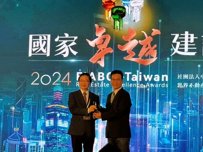 交通部長頒發國家卓越獎,由住宅處長陳煒壬代表領獎