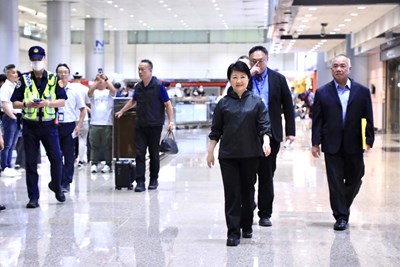中颱凱米暴風圈擴大 盧市長清晨獨自返抵國門:關鍵時刻與市民家人同在