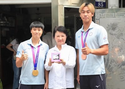 臺中之光出征巴黎,盧市長為兩位輕艇選手加油打氣