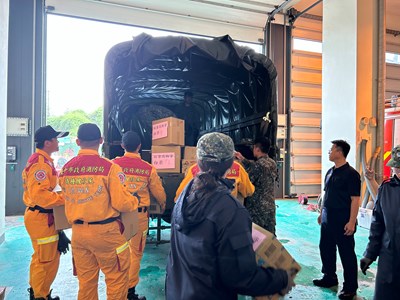 空軍三聯隊及消防局特搜大隊協助將物資運送至清泉崗機場 (1)_0