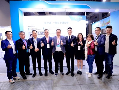 Group photo of Deputy Mayor Cheng and representatives from various sectors at the presentation of the Conference