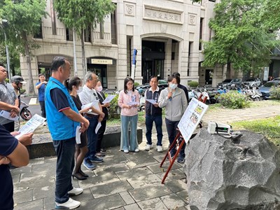 01建設局推動夏綠地公園樹木換植計畫有成,進場移植黑板樹前召開地方現場說明會