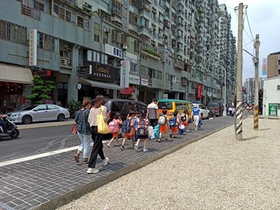 03-本工程將原有道路從11.5公尺拓寬至15公尺,並新設2.5公尺寬的實體人行道。總經費為368_0