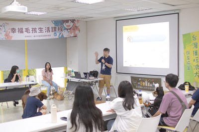 訓犬師開班傳授和狗狗散步訣竅 讓人犬悠閒享受彼此陪伴