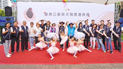 豐樂公園喜迎「黑天鵝」入厝!建設局長邀市民朋友近距離欣賞萌樣