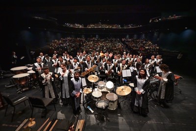 台中律師公會律師們化身為音樂家演奏了多首經典曲目,贏得了現場觀眾的熱烈掌聲。