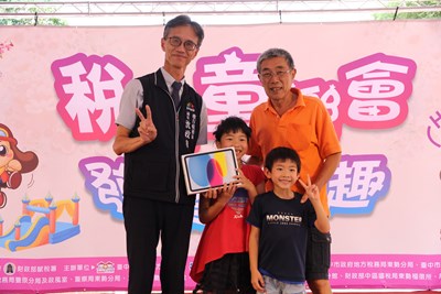 參加「稅客童樂會‧發票e集趣」活動抱回禮物,超開心