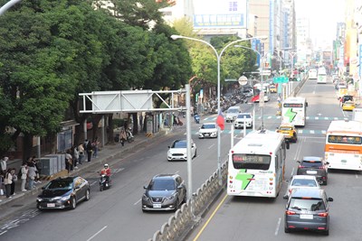 經濟繁榮吸引人流也帶來車潮,台中市府交通局在交流道周邊及台灣大道等主要道路導入智慧化動態號誌系統,改革與服務雙管齊下。