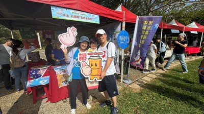 水利局以「瓦特(Water)有意思」主題設攤,並設計豐富多元的闖關活動,民眾玩得不亦樂乎