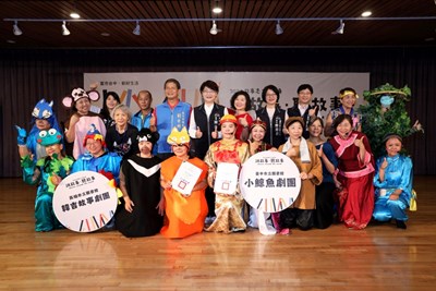 文化局長陳佳君致贈感謝狀予表演故事劇團