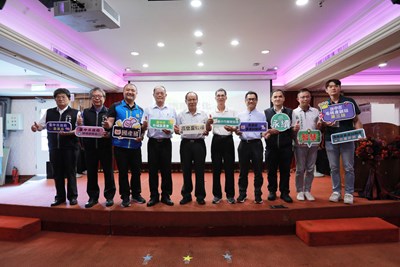 Group photo 1 of guests at the "Modern Pig Farming Hand in Hand" event