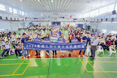 2024影視扎根巡映列車開入校園，新聞局長欒治誼(左3)、啟聰學校校長蔡明郡(中)與全校師生大合影