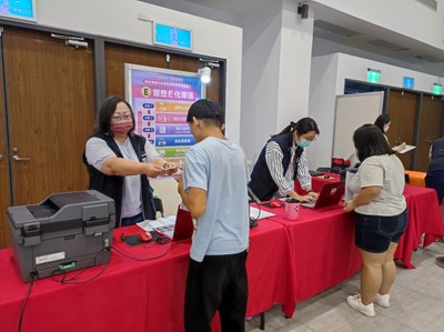 求職民眾攜帶身份證件套印履歷.求職便利_0_0