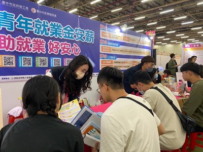 臺中市政府推動多項就業服務方案,歡迎青年朋友踴躍洽詢。_0
