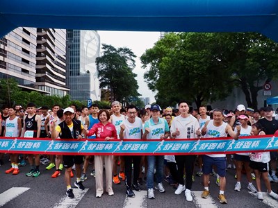 舒跑杯在市府廣場前熱鬧開跑,全民一起super fun run