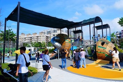 北區豬事圓滿公園,小豬主題遊戲區設置遮陽設施,讓親子不畏烈陽盡情遊玩_0_0