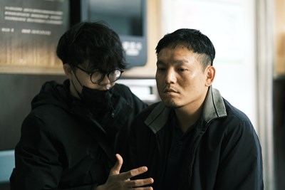 《白衣蒼狗》電影由新加坡導演曾威量(左)指導演員洪瑜鴻(春風)(右)演出,獲得第61屆金馬獎最佳新導演肯定/小公園映畫有限公司 提供
