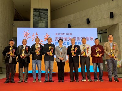 臺中市113年8位資深優秀美術家合影