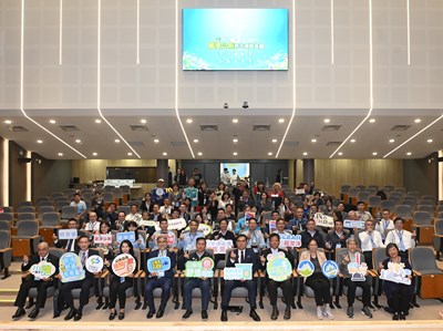 台中捷運市政府站公廁獲頒全國特優公廁，中捷公司總經理朱來順(第1排左2)代表受獎。