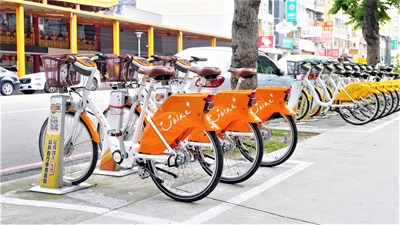 台中市租借YouBike的第1億人次幸運兒，交通局將送出台灣-名古屋雙人來回機票（華航經濟艙）大獎。