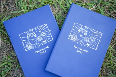《2025記事手札》以「文創漫畫風」為主題，由城市吉祥物「石虎家族-虎爸和來虎」擔任封面Model。